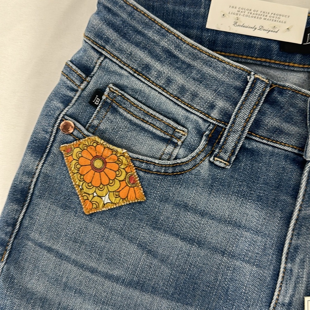JUDY BLUE MID-RISE 70'S PATCH SKINNY JEANS. 1/25. NWT - Picture 8 of 9
